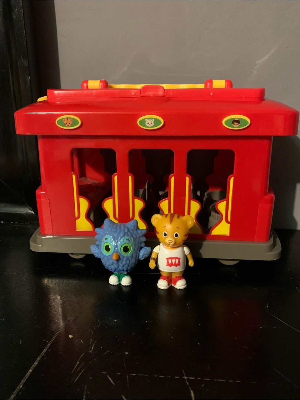 Daniel Tiger's Neighborhood Deluxe Electronic Trolley Sound & 2 Figures